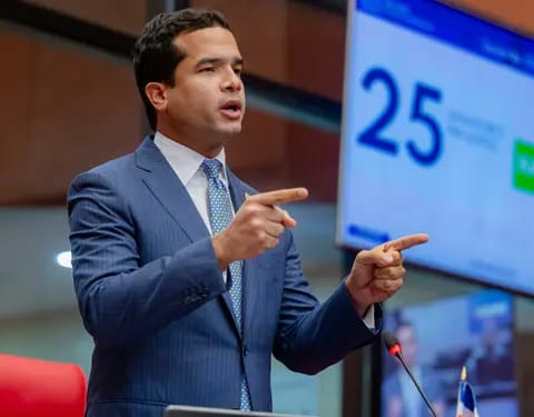 Omar Fernández defiende se libere de impuestos salarios por debajo de RD$52,000 Omar Fernández defiende se libere de impuestos salarios por debajo de RD$52,000