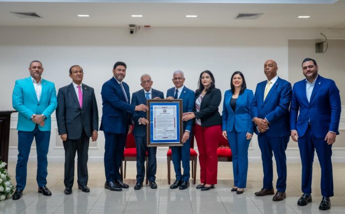 Senado reconoce al doctor José Garrido Calderón por su destacada trayectoria y aportes a la medicina