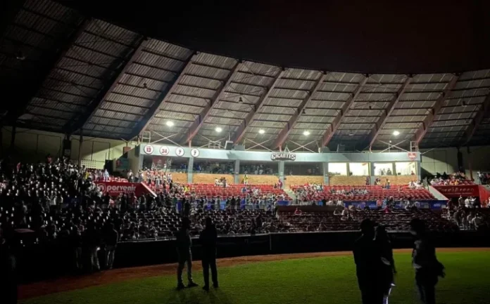 El juego se detuvo alrededor de las 8:00 de la noche, luego de una hora y 17 minutos de acción. El juego se detuvo alrededor de las 8:00 de la noche, luego de una hora y 17 minutos de acción.