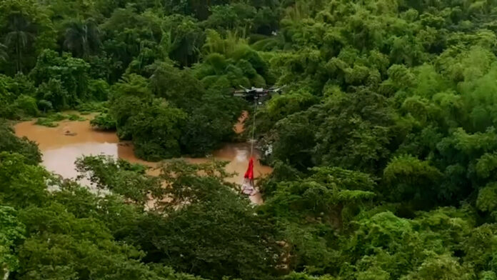 Con drones, 911 entrega raciones alimenticias a familias incomunicadas en Santo Domingo Norte