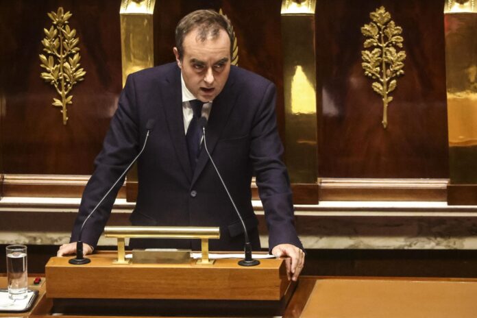 Primer ministro de Francia propone suspender reforma de las pensiones para superar crisis política