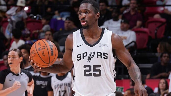 El dominicano David Jones-García hizo su debut en la NBA con los San Antonio Spurs, convirtiéndose en el jugador número 12 en un partido oficial de la NBA. (FUENTE EXTERNA)