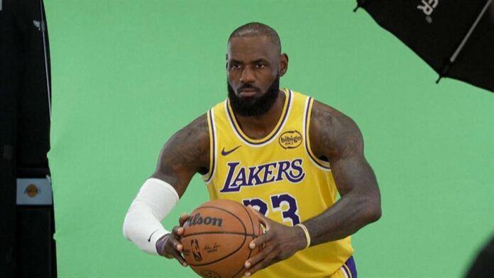 De inmediato, James ha hecho recordar lo que se promovió en 2010 como "La decisión", cuando pasó de Cleveland a Miami, donde logró dos de sus cuatro coronas De inmediato, James ha hecho recordar lo que se promovió en 2010 como "La decisión", cuando pasó de Cleveland a Miami, donde logró dos de sus cuatro coronas