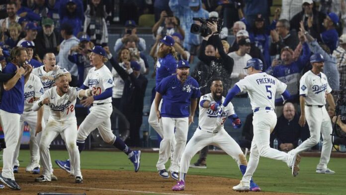 Dodgers se colocan 2-1 sobre Azulejos en la Serie Mundial tras jonrón de Freeman en el inning 18