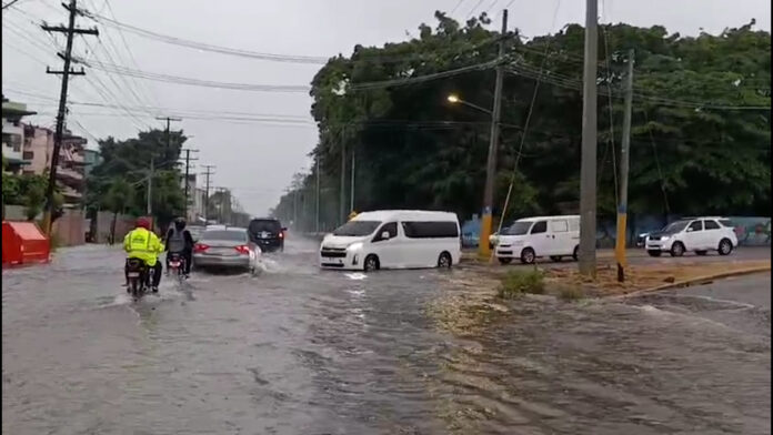 Lluvias generadas por la tormenta Melissa provocan inundaciones urbanas