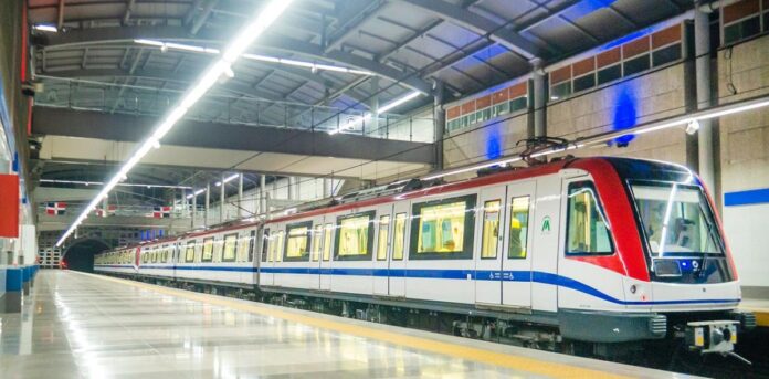 Reestablecen servicio del Metro estación María Montez tras avería