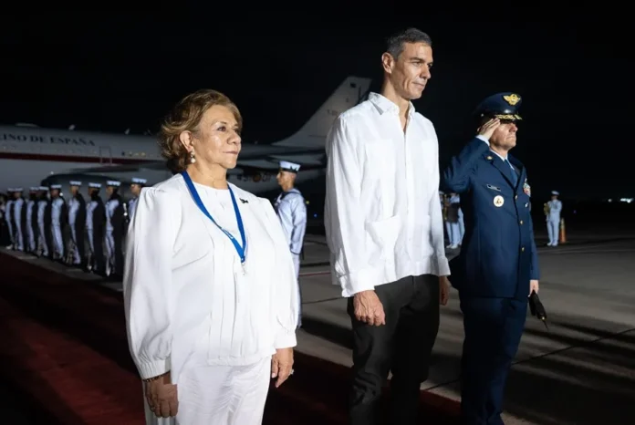 Fotografía cedida por la Cancillería de Colombia del presidente del Gobierno español, Pedro Sánchez (c), junto a la canciller de Colombia, Rosa Villavicencio