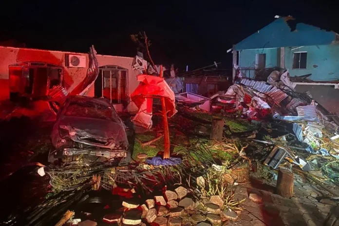 Fotografía de la destrucción causada por un tornado, este 8 de noviembre de 2025, en la ciudad de Rio Bonito do Iguaçu, estado de Paraná (Brasil). EFE/ Departamento de Bomberos del Estado de Paraná
