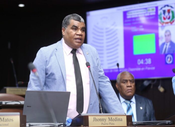 Jhonny Medina Depositan resolución para establecer obligatoriedad de baños y cajeros en peajes