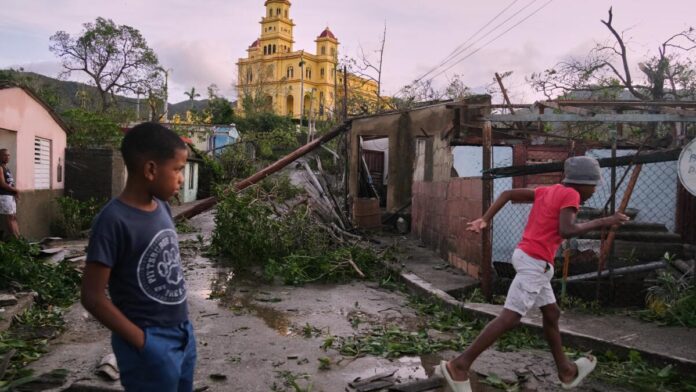 Melissa cruzó el pasado miércoles durante siete horas el extremo oriental de Cuba como un huracán de categoría 3 (de 5) en la escala Saffir-Simpson Melissa cruzó el pasado miércoles durante siete horas el extremo oriental de Cuba como un huracán de categoría 3 (de 5) en la escala Saffir-Simpson