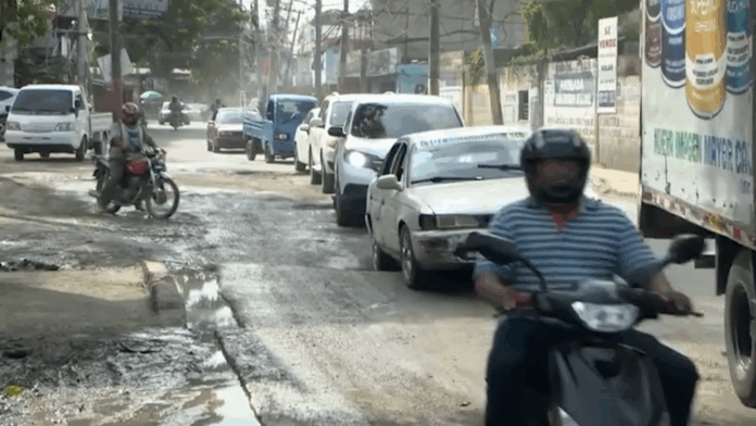 Residentes de Punta de Villa Mella viven entre calles destruidas, hoyos y entaponamientos constantes