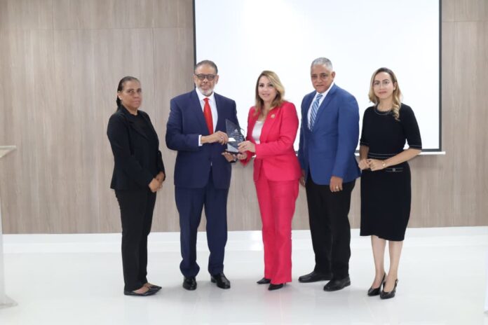 Desarrollo de la Comunidad reconoce a arqueóloga Kathleen Martínez por su destacada labor en Egipto