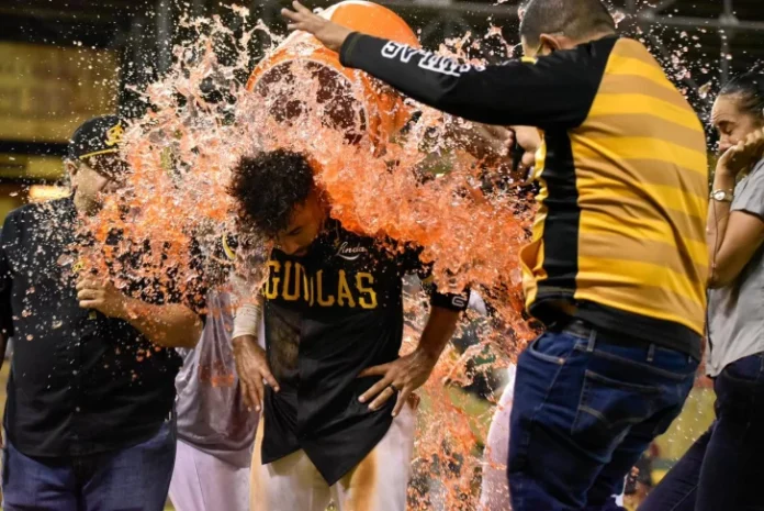 Durán pega el hit de oro que mantiene a las Águilas en segundo al vencer a Gigantes en 11 entradas Durán pega el hit de oro que mantiene a las Águilas en segundo al vencer a Gigantes en 11 entradas