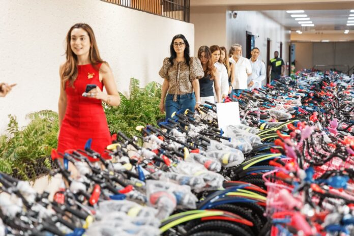 Hijas del presidente Abinader visitan montaje de Plásticos por Juguetes en Alcaldía del DN