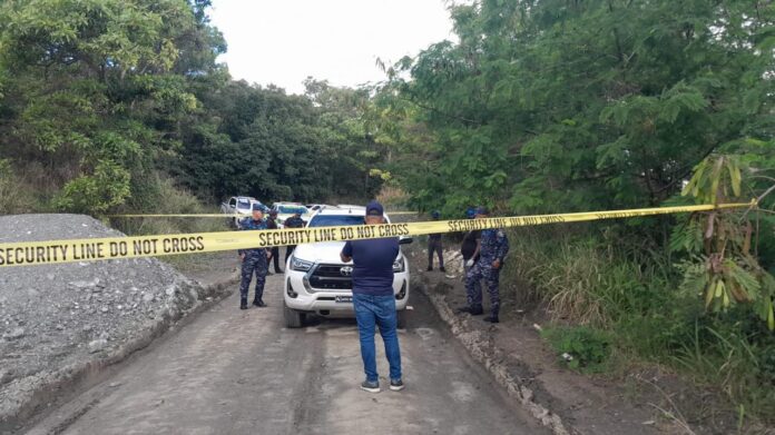 Autoridades recuperan vehículo de pareja ultimada en Tireo (Foto: Fuente externa) Autoridades recuperan vehículo de pareja ultimada en Tireo (Foto: Fuente externa)