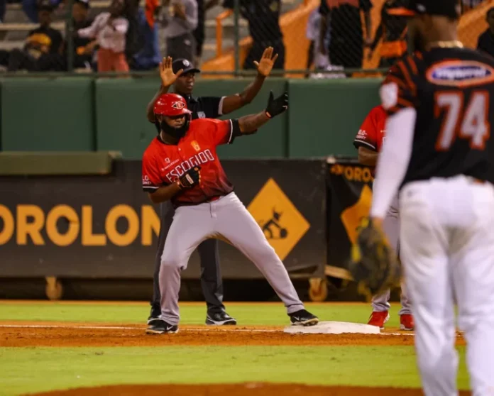 Leones se ponen 2-0 impulsados por Yamaico Navarro y Junior Lake