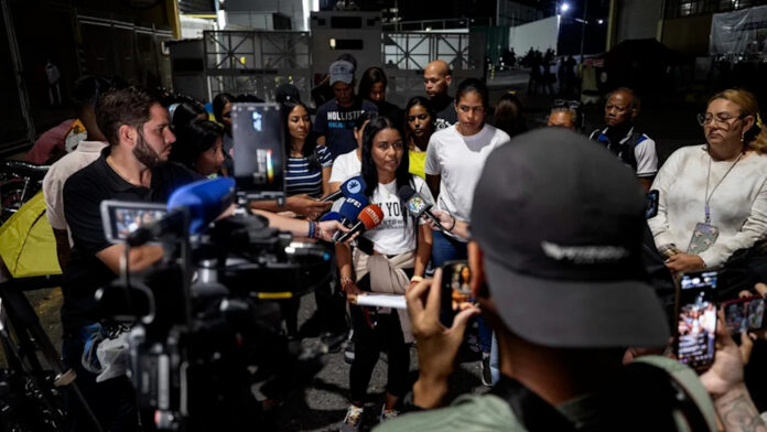 Familiares de presos políticos reclaman retrasos de liberaciones en una cárcel de Caracas Familiares de presos políticos reclaman retrasos de liberaciones en una cárcel de Caracas