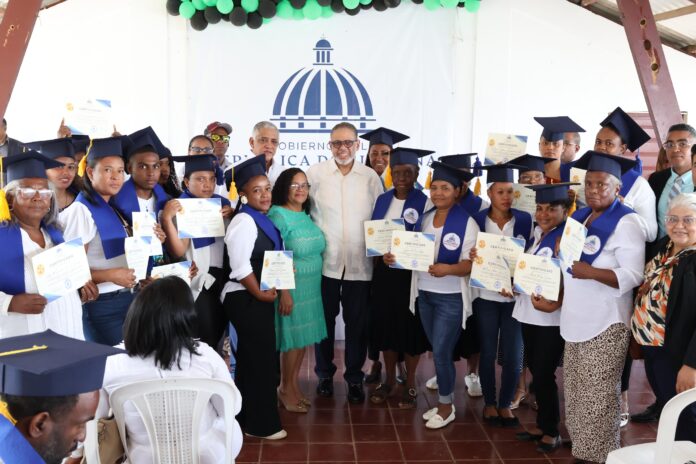 DGDC entrega certificados a emprendedores en cursos técnicos y artesanales en Monte Plata
