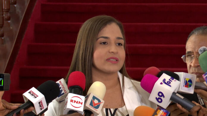 Abogada Anny Guzmán propone tipificar la omisión parental grave y el encubrimiento de abusos a menores