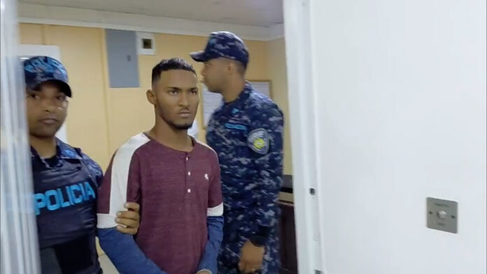 Se entrega uno de dos presuntos autores de arrebato de cartera a una mujer captado en video viral