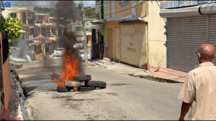 Protestan en Pueblo Nuevo por aguas negras tras rotura de tubería