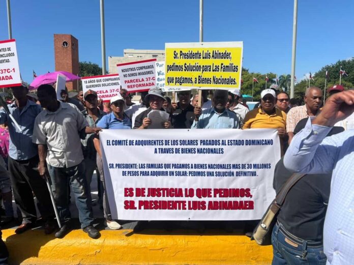 Adquirientes de solares pagados a Bienes Nacionales protestan frente al Congreso y exigen solución