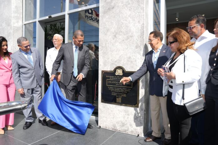 Indotel honra memoria del periodista Orlando Martínez al develar tarja que nombra su edificio corporativo