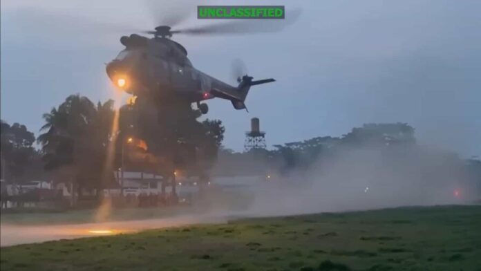 Captura de video cedida por el Comando Sur de EE. UU. que muestra un helicóptero durante un operativo contra organizaciones "terroristas", el martes en Ecuador. (EFE)
