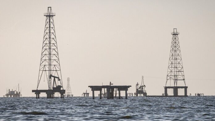 Japón comienza a liberar reservas de petróleo en medio de preocupación por suministro