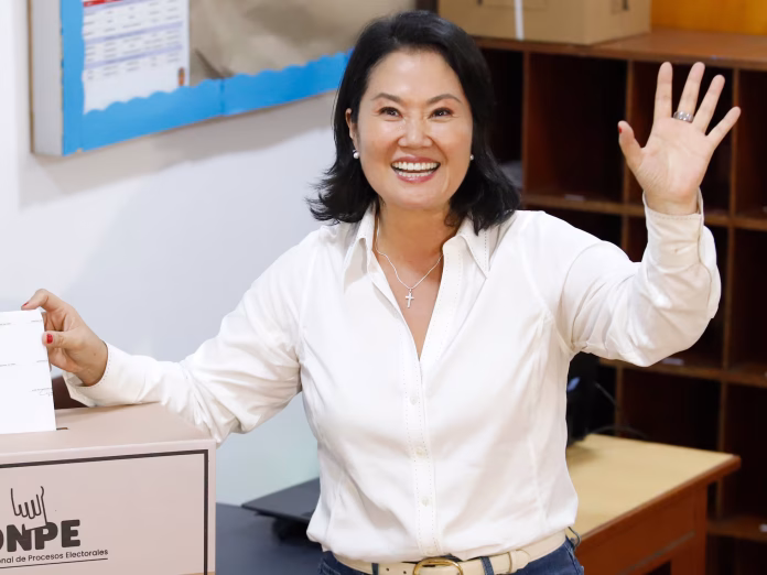 Fujimori se acerca a ganar elección presidencial en Perú, con 40,000 votos más que Sánchez