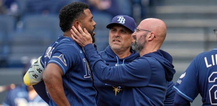 Junior Caminero recibe pelotazo en la cara y fue sacado del partido