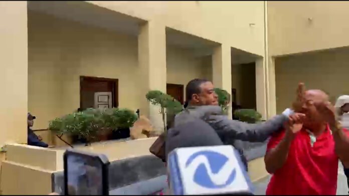 Comunicador agrede a un familiar de víctimas del Jet Set