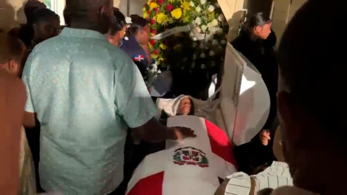 En medio del llanto y dolor familiares del agente ultimando en Yamasa, exigen justicia