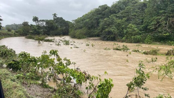 Las intensas lluvias han provocado crecidas en ríos de Puerto Plata