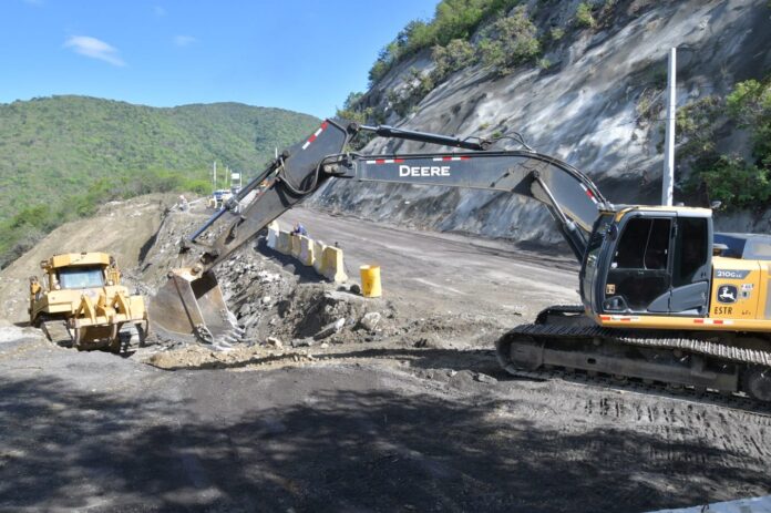 Ministro de Obras Públicas supervisa trabajos en carretera de Ocoa