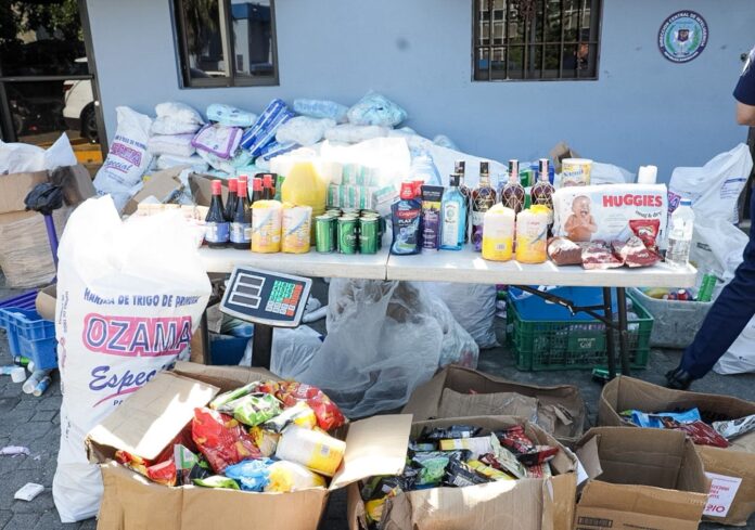 Policía Nacional, autoridades sanitarias y Ministerio Público incautan miles de productos ilícitos y más de 6.8 toneladas de carne en estado de descomposición en SDN