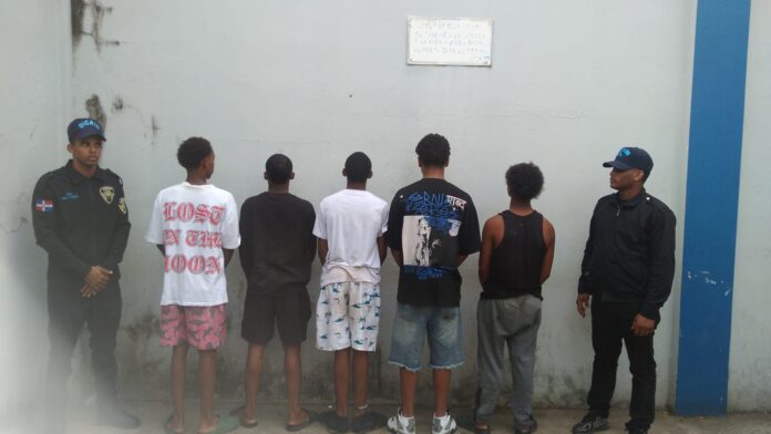 Policía apresa y envía a la justicia a cinco hombres acusados de maltrato animal en Sabana Perdida, SDN