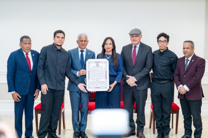 Senado rinde homenaje póstumo al cineasta René Fortunato por su legado histórico y cultural