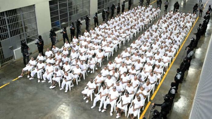 Pandilleros escuchan el relato de sus crímenes en megacárcel de El Salvador