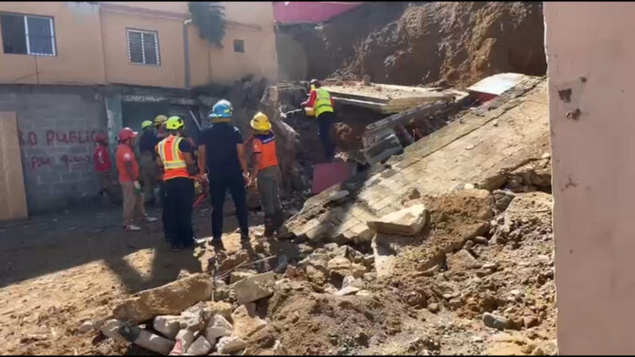 Colapso de muro en Arroyo Hondo de Santiago, moviliza a organismos de socorro por posibles víctimas