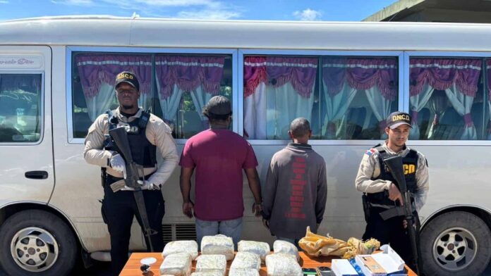 Golpe al narcotráfico en Barahona: Incautan 11 pacas de marihuana y dinero en efectivo.
