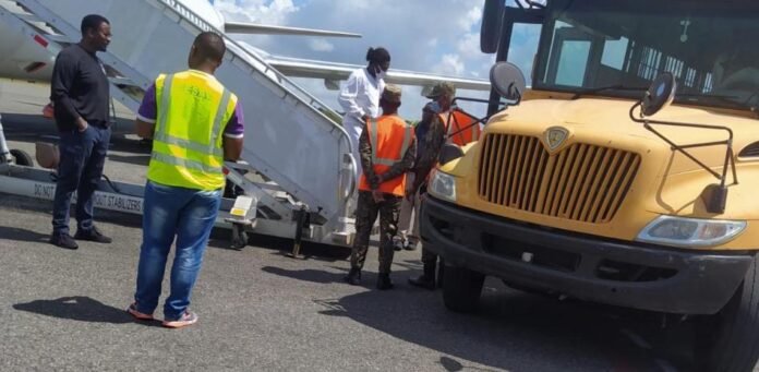 República Dominicana recibirá deportados de EE. UU. en tránsito, pero excluye estrictamente a ciudadanos haitianos