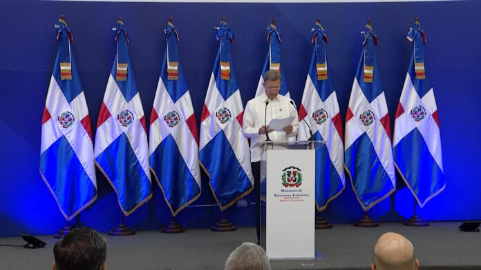 Canciller: Deportados de terceros países solo estarán de paso en RD