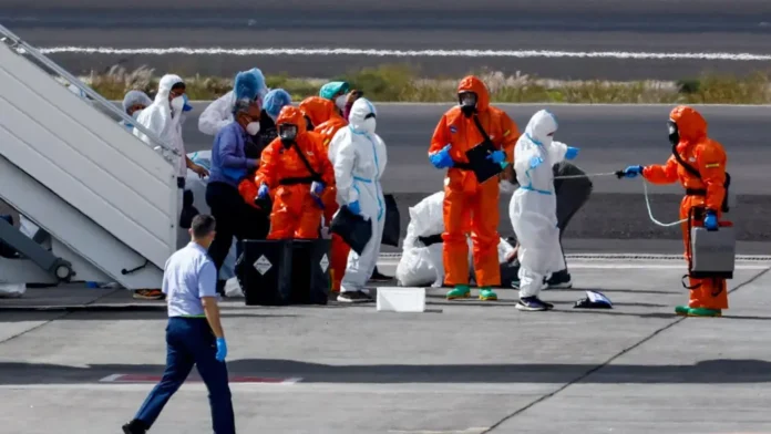 Comienza el desembarco de los primeros pasajeros del crucero afectado por brote de hantavirus