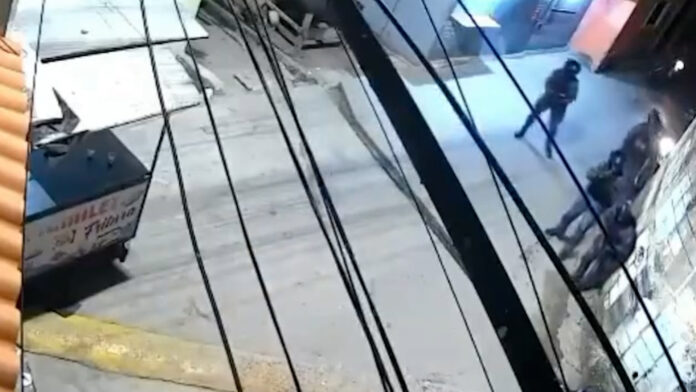Enfrentamiento armado en Santo Domingo Oeste: Fallecen tres personas, incluido un agente policial