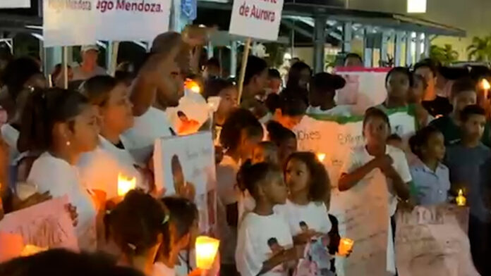 Con encendido de velas exigen justicia por la muerte de la niña Aurora Suárez Con encendido de velas exigen justicia por la muerte de la niña Aurora Suárez
