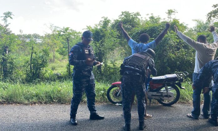 PN detiene más de veinte personas, recupera objetos robados y ocupa arma ilegal en SDN