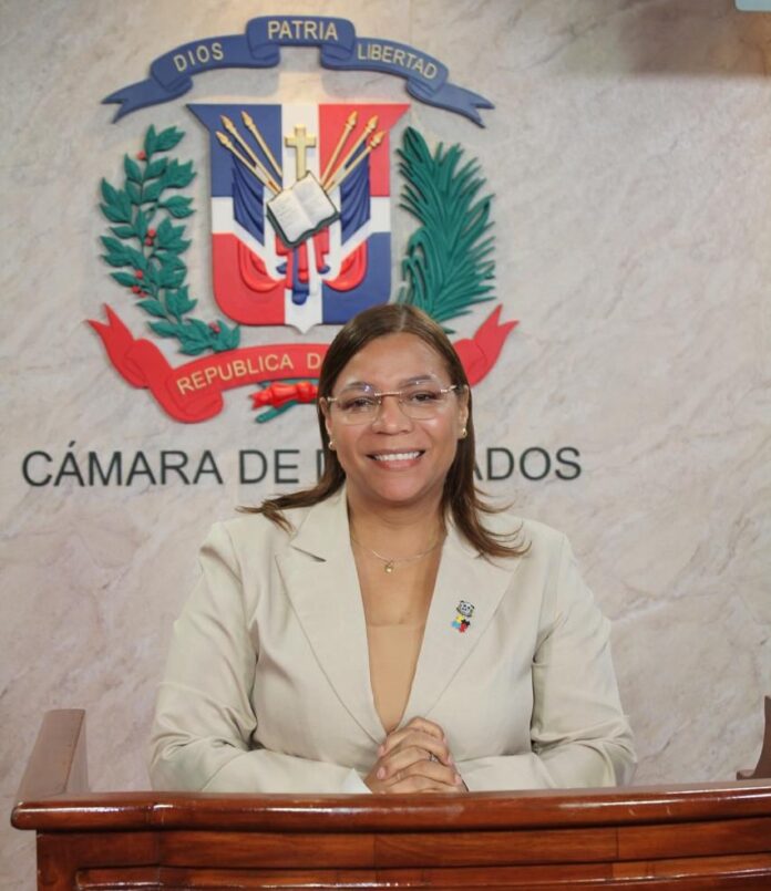 Diputada Mirna López deposita proyecto de ley para declarar el 23 de septiembre como “Día Nacional de los Médicos Residentes”