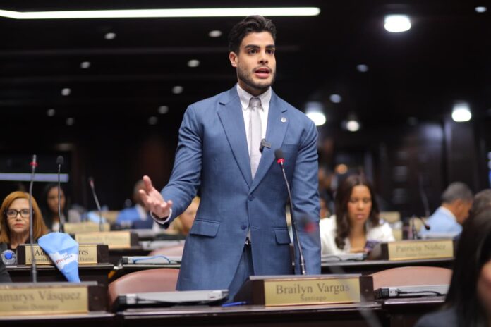 Diputado Bray Vargas propone becas automáticas para estudiantes sobresalientes.
