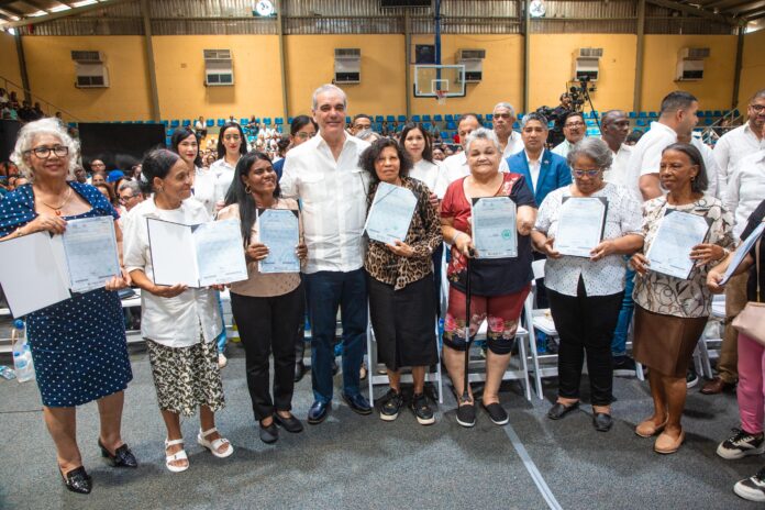 Presidente Luis Abinader entrega en Haina 1,279 títulos de propiedad y beneficia 6,385 personas Presidente Luis Abinader entrega en Haina 1,279 títulos de propiedad y beneficia 6,385 personas
